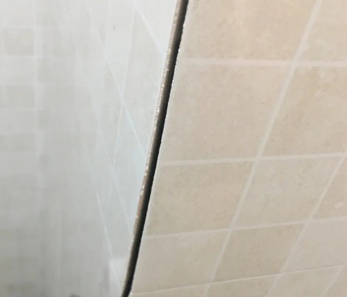 仁布瓷砖空鼓维修公司分享阳台瓷砖脱落的修复过程可以分为以下几个步骤