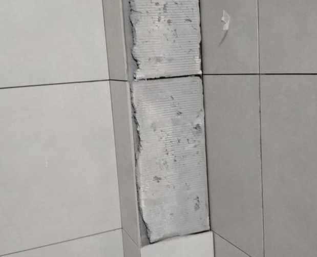 仁布瓷砖空鼓维修公司分享下瓷砖施工前基层浇水润湿程度不足，可能导致以下问题